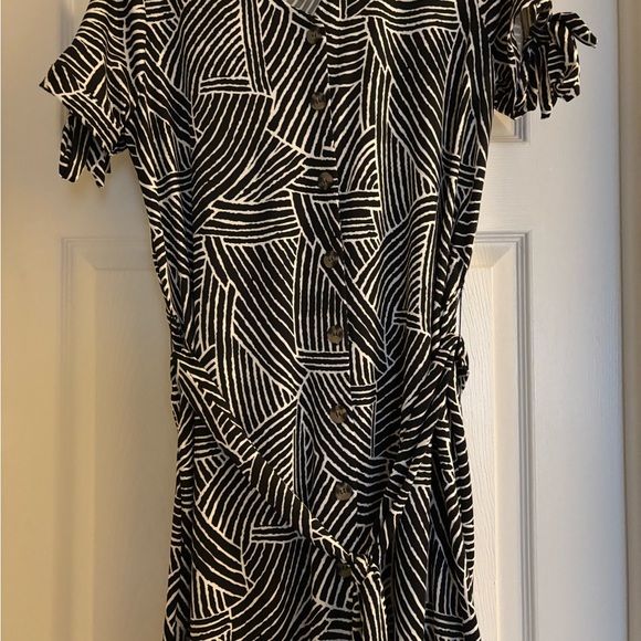 NY Collection Black and White Flutter Sleeve Midi Sundress - Picture 2 of 4